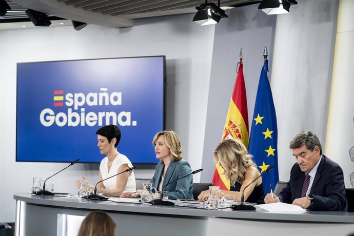 (I-D) La ministra de Inclusión, Seguridad Social y Migraciones, Elma Saiz; la ministra de Educación, Formación Profesional y Deportes, Pilar Alegría; la vicepresidenta segunda y ministra de Trabajo, Yolanda Díaz, y el ministro para la Transformación Digit