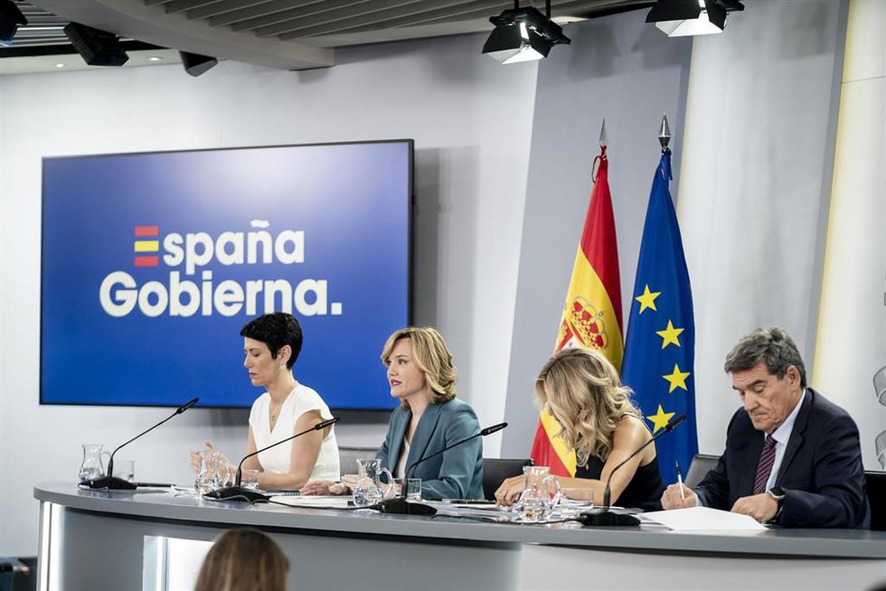 (I-D) La ministra de Inclusión, Seguridad Social y Migraciones, Elma Saiz; la ministra de Educación, Formación Profesional y Deportes, Pilar Alegría; la vicepresidenta segunda y ministra de Trabajo, Yolanda Díaz, y el ministro para la Transformación Dig