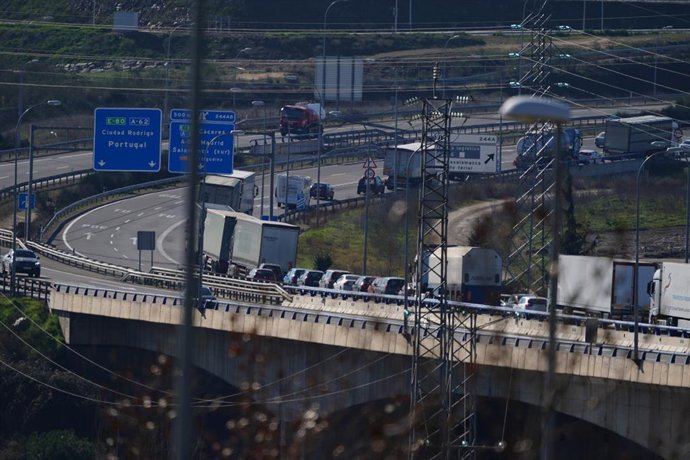 Archivo - Camiones en una carretera