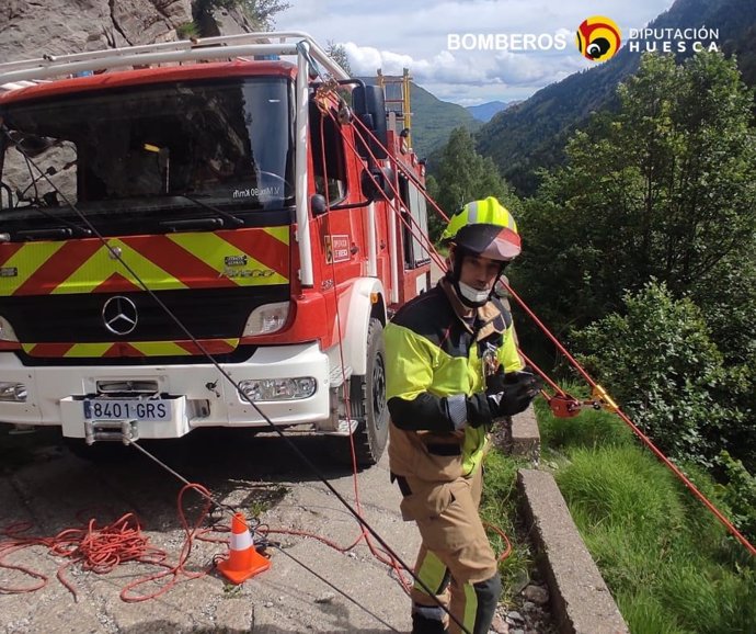 Agente de bomberos de la DPH en la pista forestal de Eriste participando en el rescate del microbús accidentado.