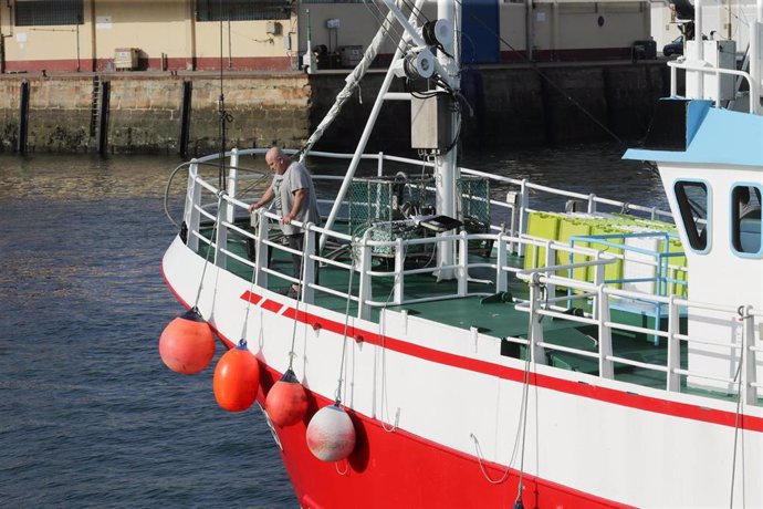 Archivo - Marineros en el Puerto de Burela, a 3 de octubre de 2022, en Burela, Lugo, Galicia (España). El Gobierno sopesa recurrir ante el Tribunal de Justicia de la Unión Europea (TJUE) la decisión de Bruselas de vetar la pesca de fondo en zonas marinas 