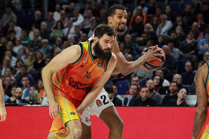 Archivo - Bojan Dubljevic of Valencia Basket and Petr Cornelie of Real Madrid in action during Turkish Airlines Euroleague basketball match between Real Madrid and Valencia Basket at Wizink Center on March 09 in Madrid, Spain.