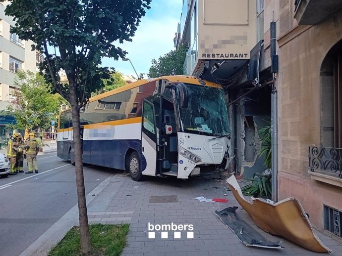Seis heridos tras chocar un autobús contra un hotel en Molins de Rei (Barcelona)