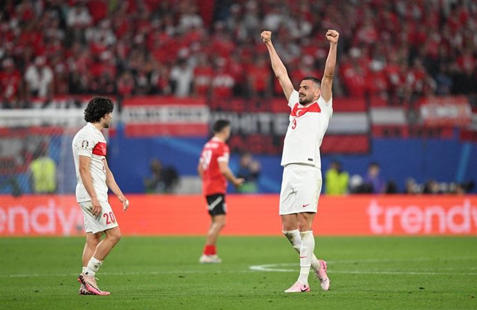 02 July 2024, Saxony, Leipzig: Turkey's Merih Demiral (R) celebrates his side's second goal of the game during the UEFA Euro 2024 round of 16 soccer match between Austria and Turkey at the Leipzig Stadium. Photo: Sebastian Christoph Gollnow/dpa