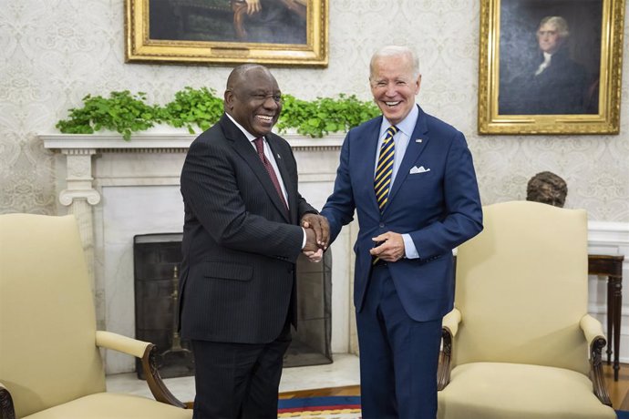 Archivo - September 16, 2022, Washington, DC, United States of America: U.S President Joe Biden, welcomes South African President Cyril Ramaphosa before their bilateral face-to-face meeting at the Oval Office of the White House, September 16, 2022 in Wash