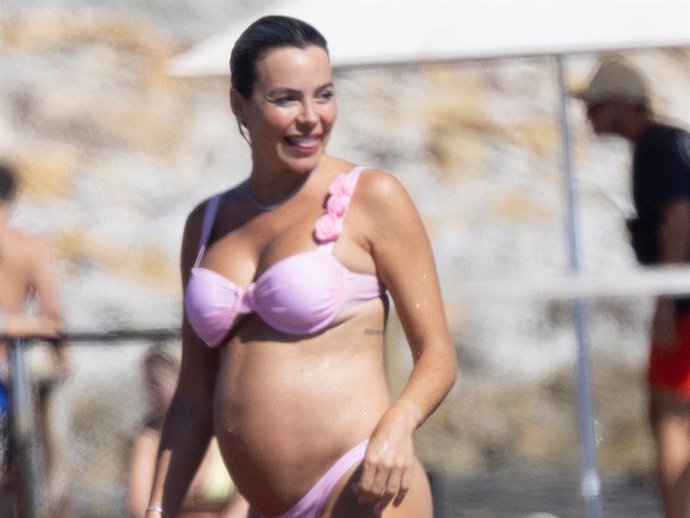 Alba Silva disfruta de un baño en el mar en Ibiza