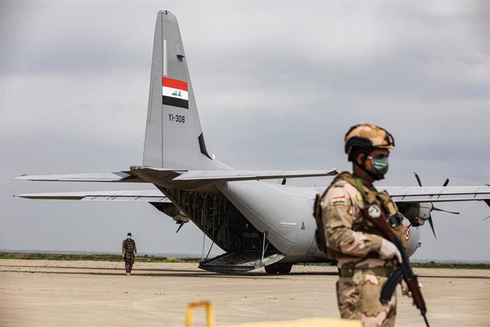 Archivo - Un soldado iraquí hace guardia en la aerobase de Qayyarah, Irak (archivo)