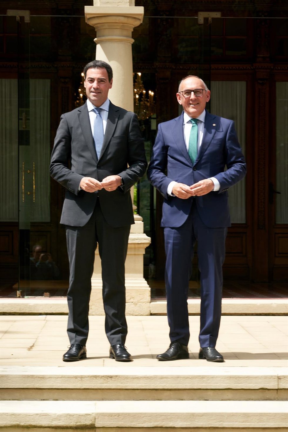 El lehendakari, Imanol Pradales (i), posa junto al diputado general de Álava, Ramiro González (d)