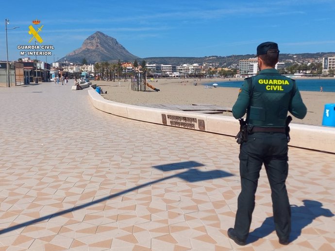 Agente de la Guardia Civil en Xàbia (Alicante)