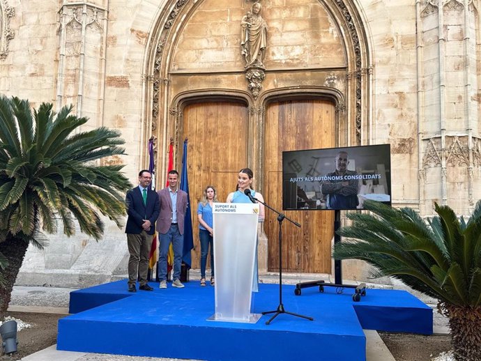 La presidenta del Govern, Marga Prohens, anuncia las ayudas en rueda de prensa.