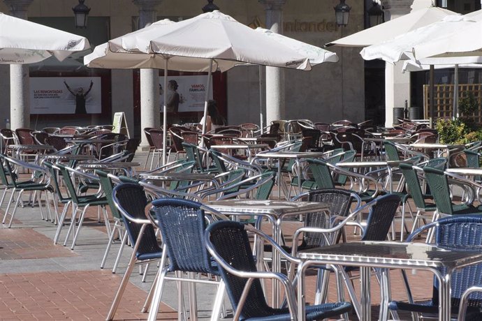 Archivo - Terrazas de bares vacías en la Plaza Mayor de Valladolid, Castilla y León (España).