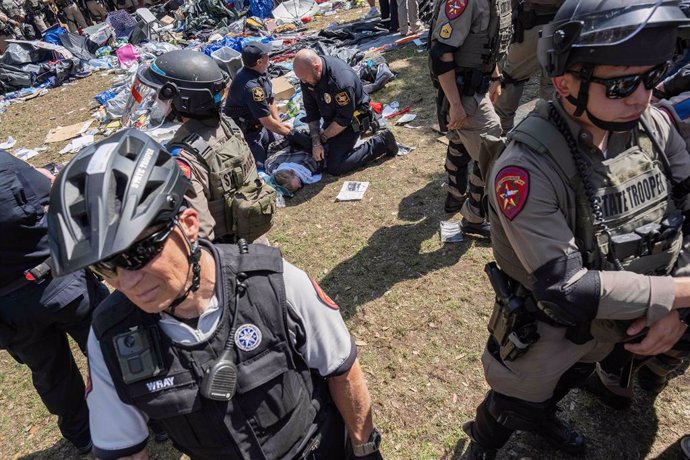 Archivo - Arresto de un manifestante durante una acampada en la Universidad de Texas en el marco de una protesta propalestina (archivo)