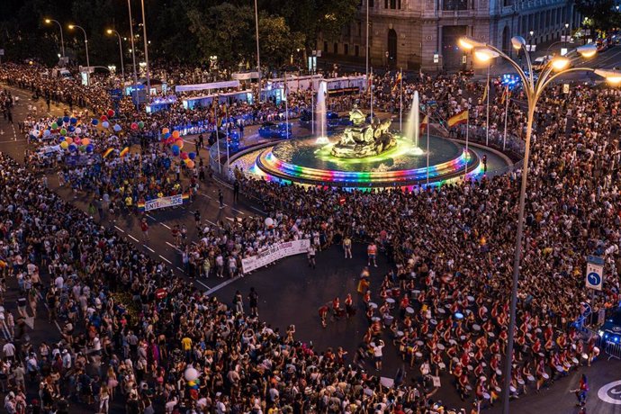Archivo - La manifestación del Orgullo LGTBI+ 2023 a su llegada a la Plaza de Cibeles, a 1 de julio de 2023