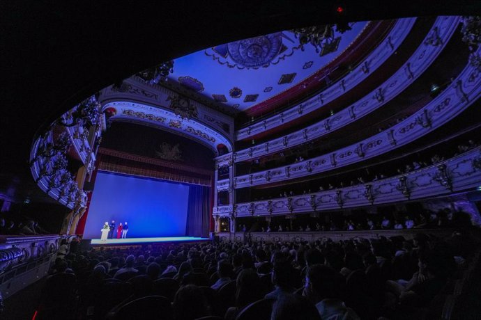 Decenas de espectadores durante la gala de inauguración del Festival Internacional de Cine de València-Cinema Jove, en el Teatro Principal. 
