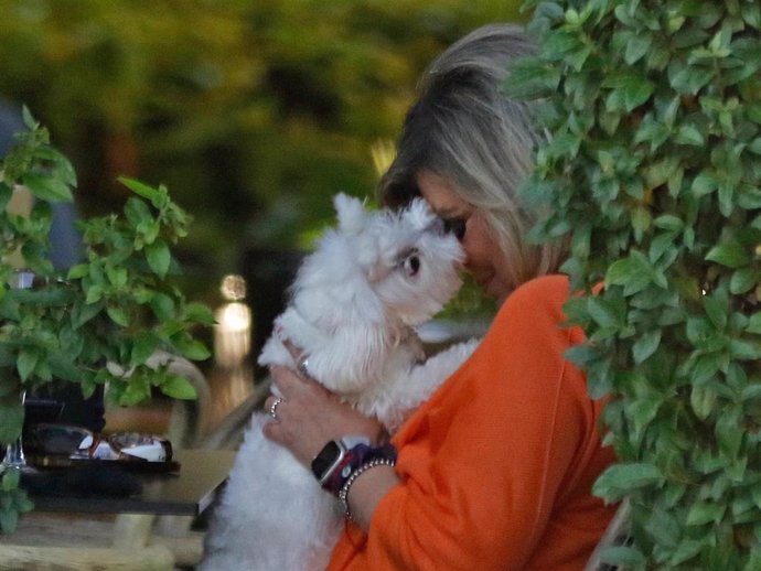 Terelu Campos en una terraza de lo más cariñosa con su perrita