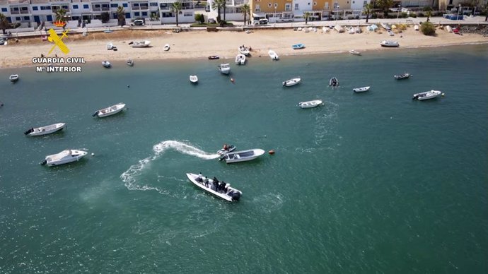 Imagen de la ouna operación de la  Guardia Civil, en coordinación con la Guarda Nacional Republicana de Portugal (GNR) y Capitanía Marítima de Huelva contra el petaqueo. 