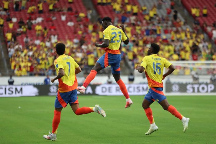 28 June 2024, US, Glendale: Colombia's Davinson Sanchez celebrates scoring his side's second goal with team mates during the CONMEBOL Copa America 2024 Group D soccer match between Colombia and Costa Rica at State Farm Stadium. Photo: Alejandro Salazar/