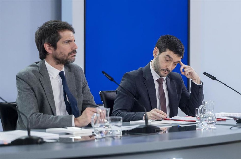 Archivo - El ministro de Cultura, Ernest Urtasun (i), y el ministro de Derechos Sociale, Pablo Bustinduy (d), durante una rueda de prensa posterior a la reunión del Consejo de Ministros, en el Palacio de la Moncloa, a 27 de febrero de 2024, en Madrid (E