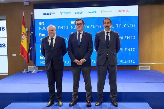 El secretario de Estado de Educación, José Manuel Bar; el presidente de la CEOE, Antonio Garamendi, y el presidente de KPMG, Juan José Cano, 