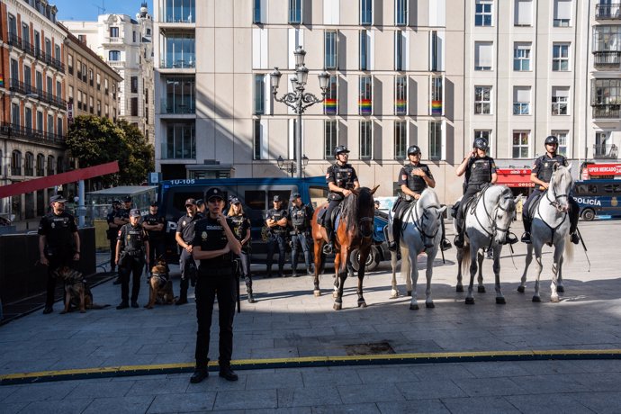 Algunos agentes de la Policía Nacional para el dispositivo policial para garantizar la seguridad durante el MADO 2024, en la Plaza Pedro Zerola, a 3 de julio de 2024, en Madrid (España). Más de 3.