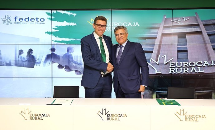 Firma del convenio entre Eurocaja Rural y Fedeto.