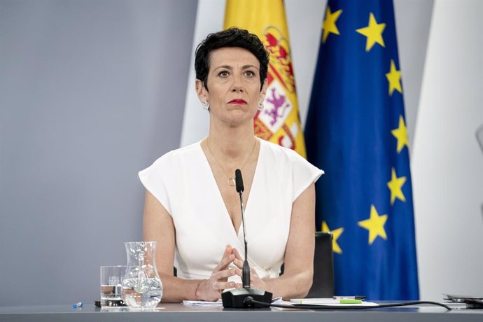 La ministra de Inclusión, Seguridad Social y Migraciones, Elma Saiz, durante una rueda de prensa posterior a la reunión del Consejo de Ministros, en el Palacio de La Moncloa, a 2 de julio de 2024, en Madrid (España). El Consejo de Ministros ha aprobado tr