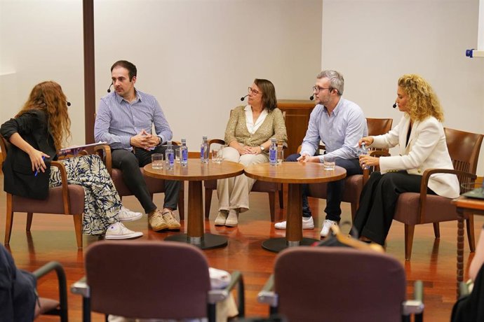 (I-D) El hematólogo del Hospital Clínico de Santiago Adrián Mosquera; la regional government affairs lead de AstraZeneca, Ana de Mora; el especialista en Farmacia Hospitalaria del Hospital Universitario Lucus Augusti de Lugo, Jaime Gulín; y la jefa de s