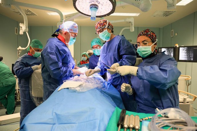 Archivo - La Fe de Valncia realitza amb xit una intervenció "pionera a Espanya" per a corregir una desviació de columna