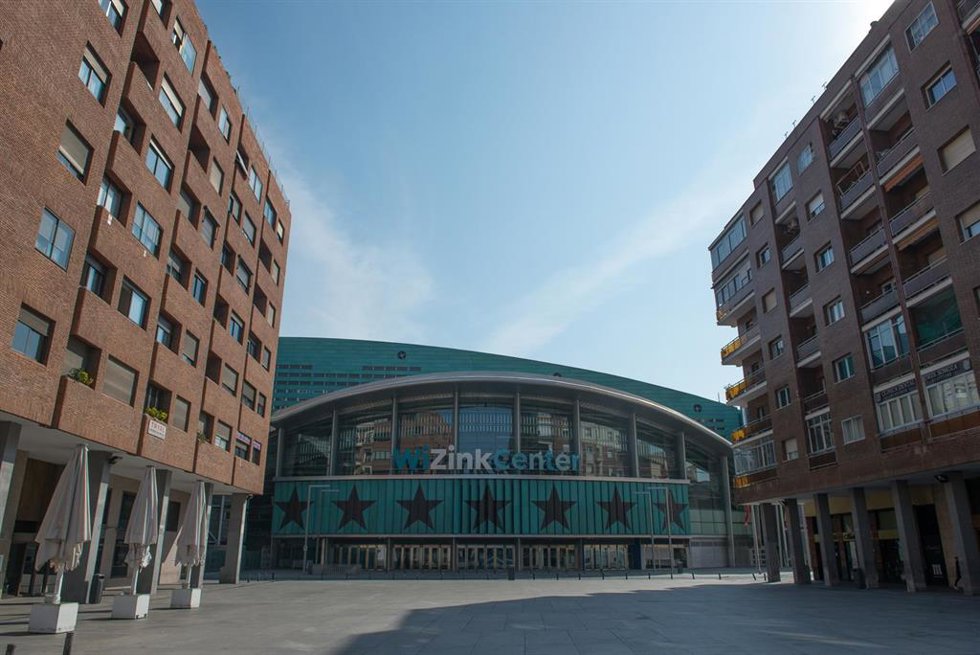 Archivo - La Plaza de Felipe II vacía, con el estadio Wizink Center al fondo