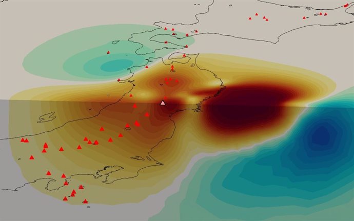 La imagen obtenida con la nueva técnica revela el límite donde la placa continental de Japón (gran mancha roja oscura) choca con la placa oceánica más rígida (mancha azul oscuro).