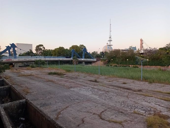 Vista del Canal de los Descubrimientos de la Expo'92, con una de sus pasarelas al fondo.