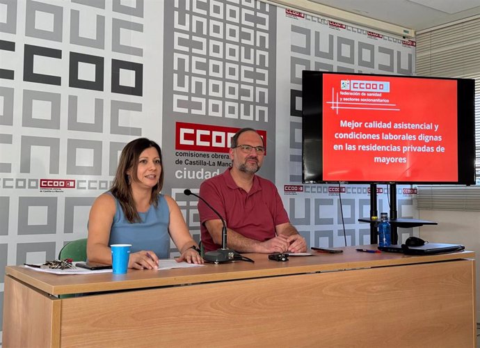 La responsable de Sanidad Privada y Sectores Sociosanitarios de CCOO en Ciudad Real, Sara Macías, y el secretario general de CCOO Ciudad Real, José Manuel Muñoz, en rueda de prensa.