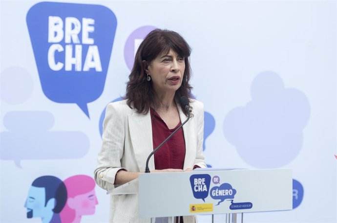 La ministra de Igualdad, Ana Redondo, durante una rueda de prensa tras la reunión de constitución del Consejo Asesor de Brecha de Género, en el Ministerio de Inclusión, Seguridad Social y Migraciones, a 1 de julio de 2024, en Madrid (España). 