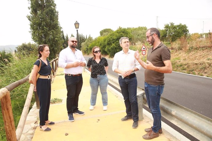 El diputado provincial Javier Bello con el alcalde de Algodonales visitando obras en la carretera.