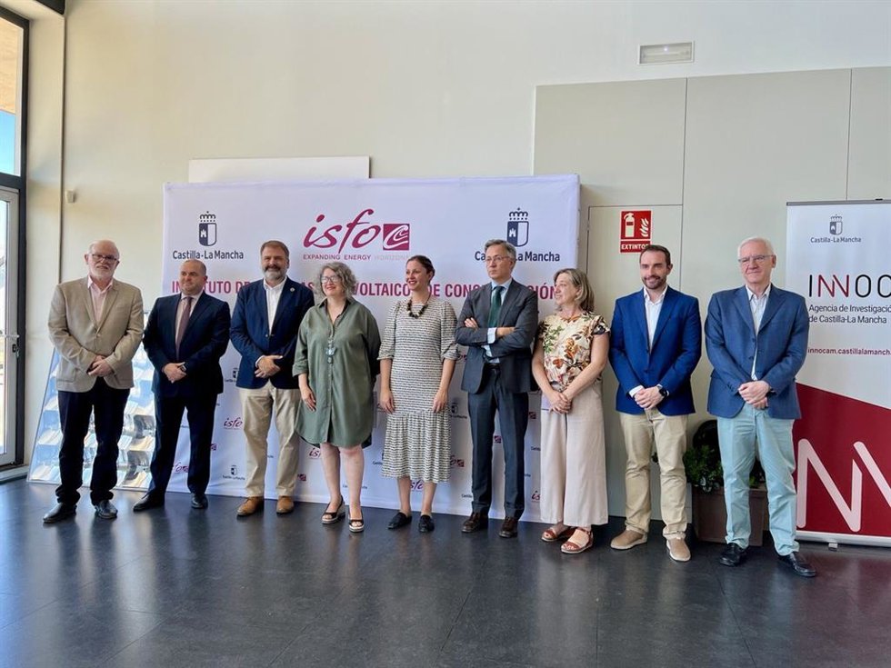 Foto de familia del Consejo de Administración del Instituto de Sistemas Fotovoltaicos de Concentración (ISFOC).