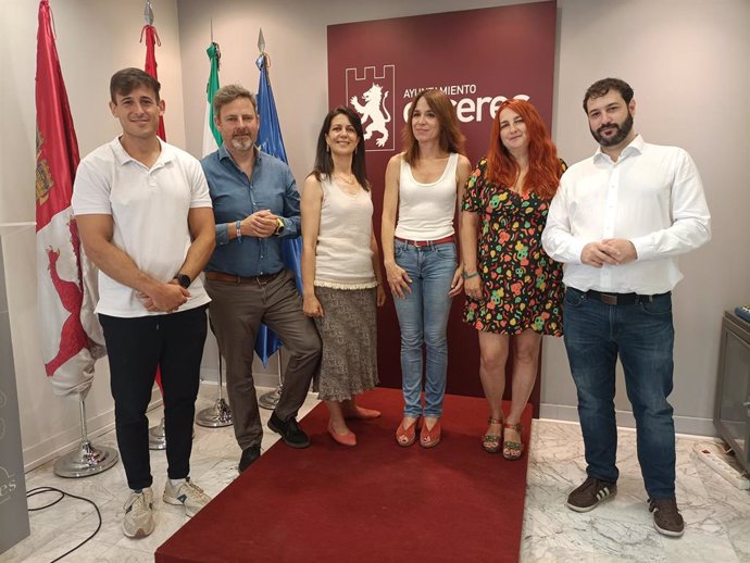 Belén Fernández junto a algunos de los concejales del grupo del PSOE en el Ayuntamiento de Cáceres