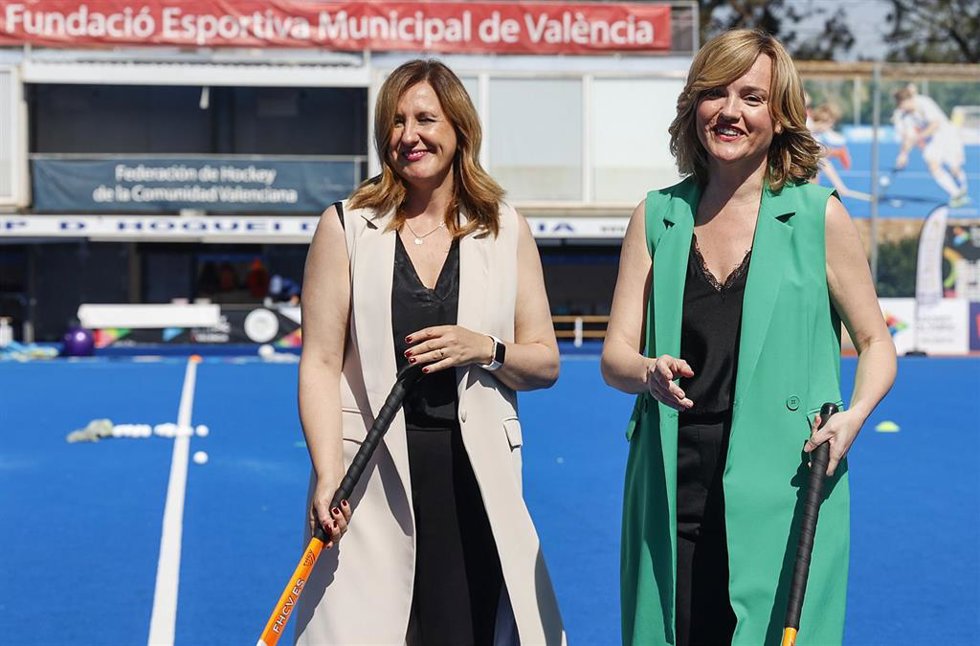 La alcaldesa de Valencia, María José Catalá (i) y la ministra de Educación, Formación Profesional y Deportes, Pilar Alegría (d), durante su visita al Centro de Tecnificación de Hockey en Valncia. 
