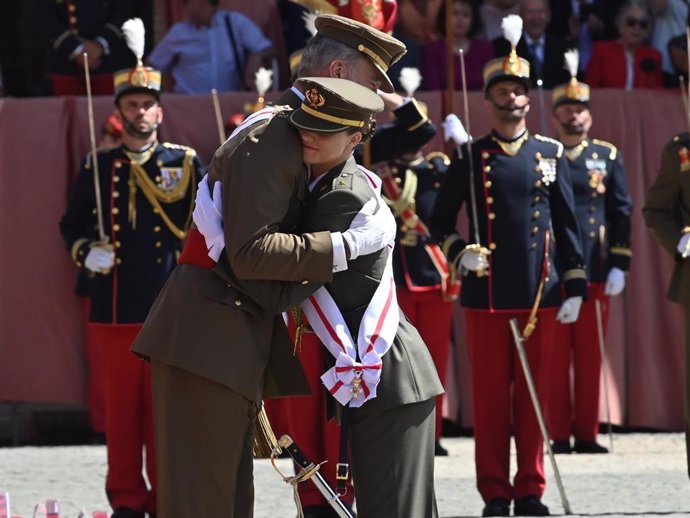 El Rey Felipe VI y la princesa Leonor, durante la entrega de los Reales Despachos de empleo y nombramientos a los nuevos oficiales del Ejército de Tierra y de la Guardia Civil, en la Academia General Militar