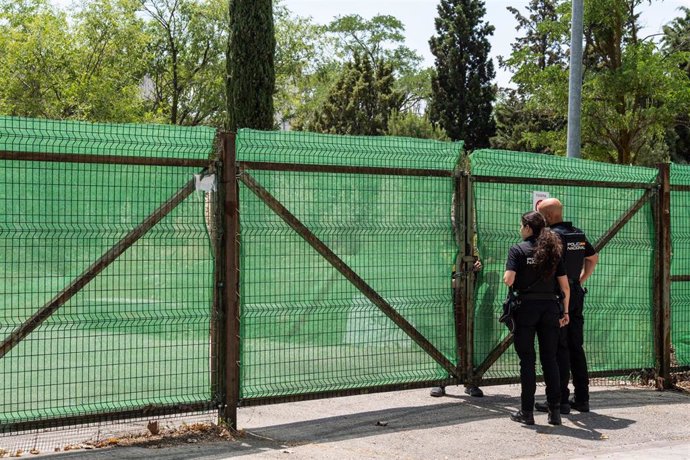 Agentes de policía en las inmediaciones donde se está llevando a cabo la obra en el polígono de La Cantueña, a 5 de junio de 2024, en Fuenlabrada, Madrid (España).