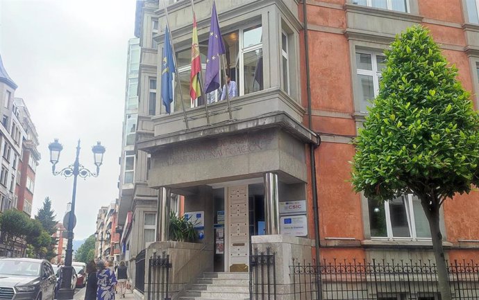 Banderas a media asta en la sede de la Cámara de Comercio de Oviedo por el fallecimiento de su responsable de coordinación y comunicación, Carlos Rodríguez de la Torre