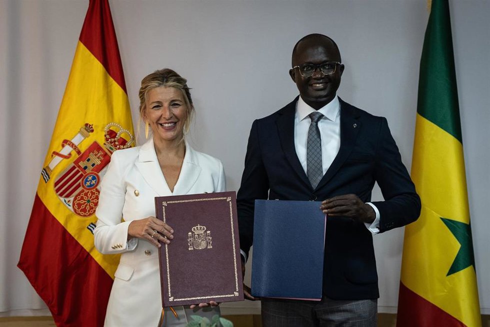 La vicepresidenta segunda y ministra de Trabajo y Economía Social, Yolanda Díaz, junto al  ministro de Trabajo, Empleo y Relaciones con las Instituciones de Senegal, Yankoba Diémé, en  Dakar (Senegal). A 3 de julio de 2024.