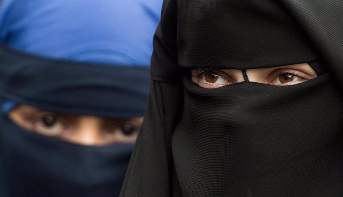 Archivo - Dos mujeres ataviadas con el niqab (imagen de archivo).