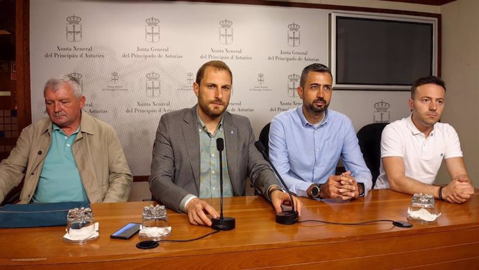 José Carlos Fernández (Usipa), Adrián Pumares (Grupo Mixto-Foro), Miguel Garrido (CSIF) y Daniel Gregorio (UGT) en rueda de prensa.