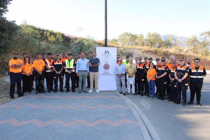 El diputado provincial de Seguridad y Emergencias, Luis Rodríguez, informa de un curso de técnicas de regulación del tráfico destinado a Protección Civil en Mijas, junto con el concejal de Protección Civil, Francisco Jerez