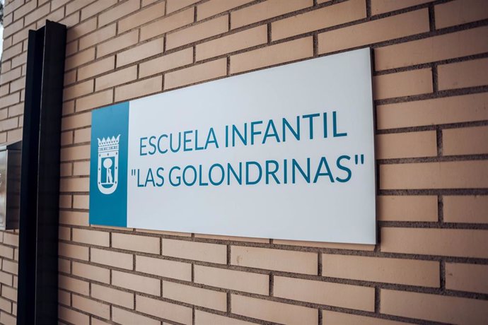 Archivo - Cartel de la nueva Escuela Infantil Municipal Las Golondrinas, a 6 de septiembre de 2023