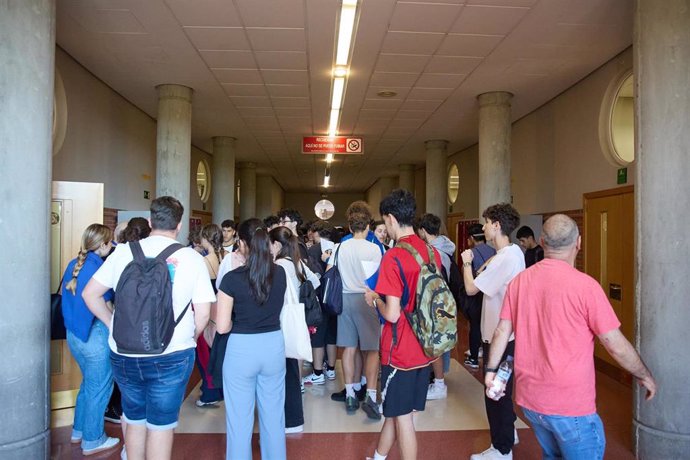 Estudiantes antes del inicio de un examen, el primer día de la Evaluación de Acceso a la Universidad (EvAU), en la Politécnica de la Universidad de Alcalá de Henares, a 3 de junio de 2024