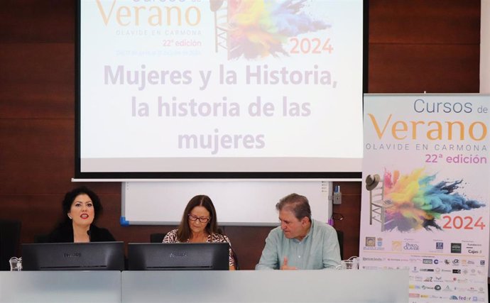 De izquieda a derecha, la periodista y escritora Eva Díez Pérez, la periodista Ana Mercedes Cano y el escritor Francisco Gallardo en los cursos de verano de la Universidad Pablo de Olavide en Carmona (Sevilla).