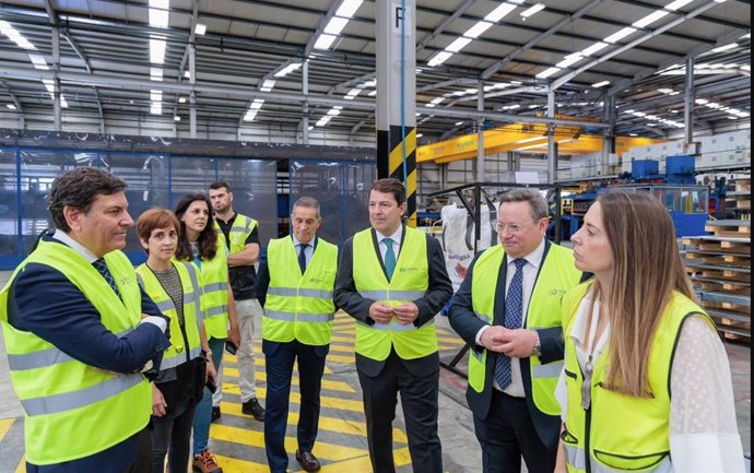 Mañueco en la visita a la planta de Plafesa, del grupo Network Steel.