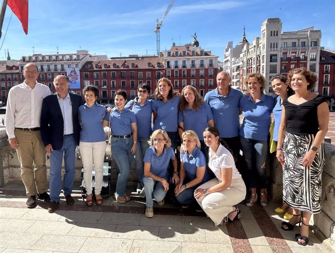 Integrantes de la Asociación Vallkirias del Pisuerga, junto a concejales como Mayte Martínez y Alejandro García Pellitero, y el director del Internacional de K-4 de Valladolid, Narciso Suárez, entre otros.