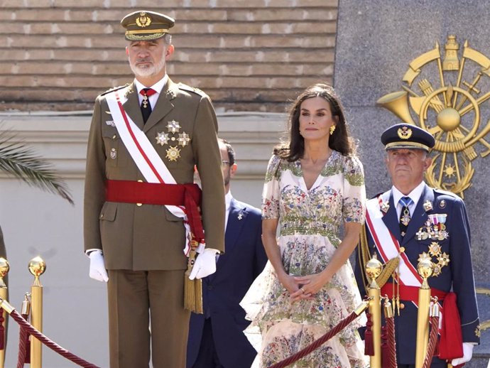 Los Reyes, durante la entrega del despacho de dama alférez cadete a la Princesa Leonor en la Academia Militar de Zaragoza
